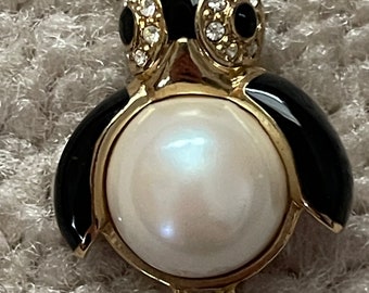 Broche de pingüino Marvella VTG con esmalte negro y perlas de imitación en forma de gelatina