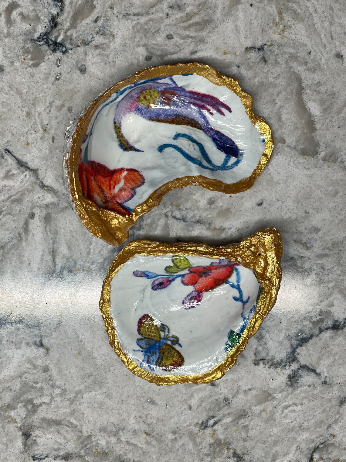 Visual Reference: 2 Hand Painted Oyster Shells As Salt And Pepper Dishes