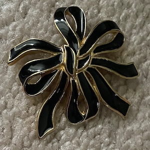 Trifari black enamel gold tone ribbon brooch vintage