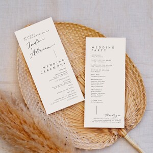 Può includere: Due programmi per la cerimonia di matrimonio con un design semplice e moderno. Il programma a sinistra elenca l'ordine della cerimonia, compresa la processione, le letture e lo scambio delle fedi. Il programma a destra elenca la festa di nozze, compreso l'ufficiante, i genitori della sposa e dello sposo, la damigella d'onore, il testimone, le damigelle d'onore, gli uomini d'onore e la damigella delle rose. I programmi sono stampati su cartoncino bianco e hanno un carattere nero.