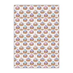以下が含まれることがあります： 笑顔のパステルカラーの小さな餃子のキャラクターが、薄茶色の竹製蒸し器に入っている繰り返し模様。背景は白で、小さなカラフルな四角い星やキラキラした装飾が散りばめられています。
