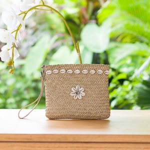 Portefeuille mince et décontracté en jonc de mer avec cauris et lanière en cuir véritable, pochette de demoiselle d'honneur pour une occasion spéciale, cadeau d'anniversaire pour sac à main bohème,