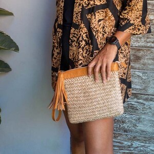 Bolsa de noite artesanal de ervas marinhas com detalhes em couro – acessório de moda de verão, acessório pronto para rave e presente para irmã