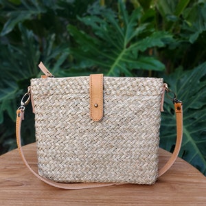 Sac à bandoulière bohème chic, herbe mendong naturelle avec accents de cuir, style mignon et tendance Caramel brown