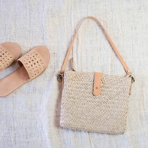 Sac à bandoulière bohème chic, herbe mendong naturelle avec accents de cuir, style mignon et tendance