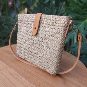 Sac à bandoulière bohème chic, herbe mendong naturelle avec accents de cuir, style mignon et tendance image 2