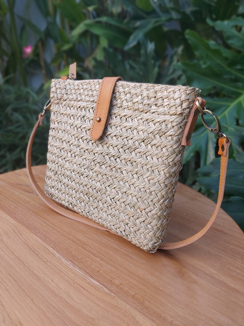 Sac à bandoulière bohème chic, herbe mendong naturelle avec accents de cuir, style mignon et tendance image 2