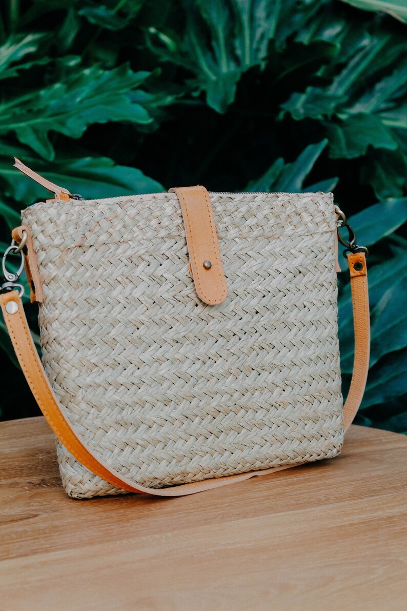 Sac à bandoulière bohème chic, herbe mendong naturelle avec accents de cuir, style mignon et tendance image 3