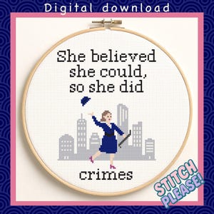 Pode incluir: Um design de ponto cruz em um bastidor de madeira apresenta o texto "She believed she could, so she did" acima de uma mulher em um vestido azul. A palavra "crimes" está abaixo. As palavras "Digital download" estão no topo.