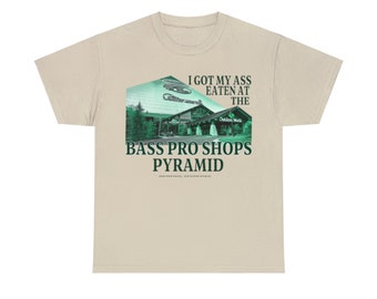 Mi sono fatto mangiare il culo davanti alla maglietta piramidale del Bass Pro Shops