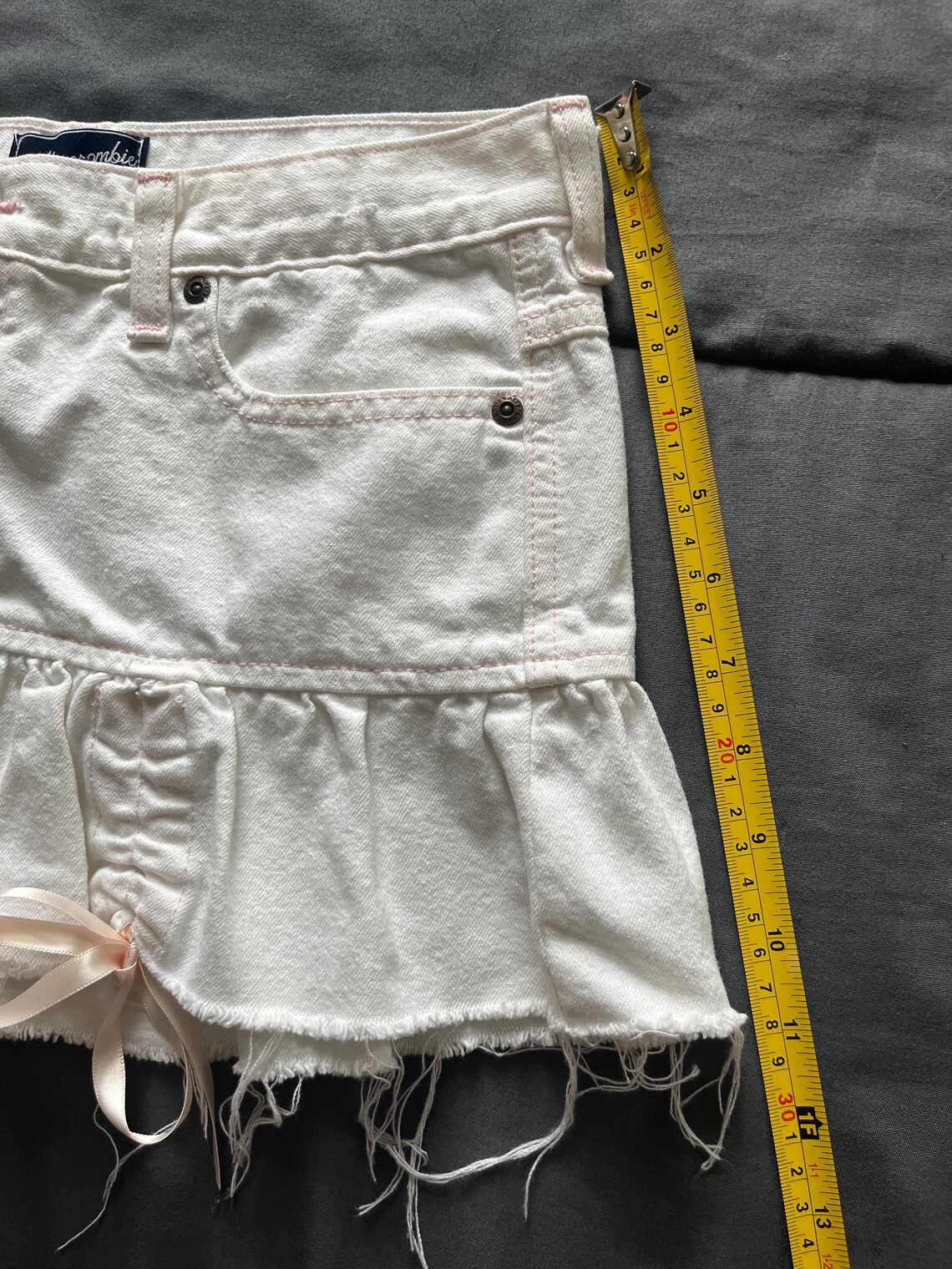 Vintage Abercrombie and Fitch white mini skirt 🤍