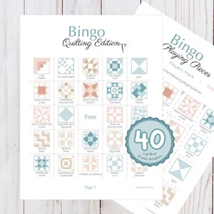 Peut inclure: Une feuille de jeu Bingo Quilting Edition présentant une grille de divers motifs de blocs de courtepointe dans des tons bleu doux et pêche. Un badge circulaire affiche le texte 40 Unique Bingo Boards en lettres blanches.