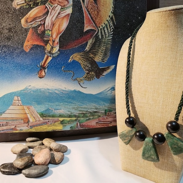 Collar con hachas de guatemalita