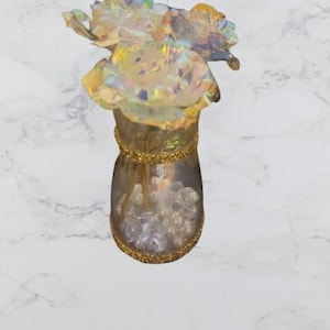 Irisierendes Rosengesteck in eleganter Vase mit Goldrand