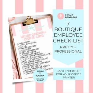 Könnte beinhalten: Eine rosa-weiß gestreifte Checkliste für die Geschäftseröffnung mit einem goldenen Klemmbrett. Die Checkliste enthält Aufgaben wie das Aufschließen von Türen und das Einstellen der Klimaanlage. Eine blaue Grafik lautet: "7 Boutique Employee Check-List". 21,6 cm x 27,9 cm.
