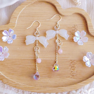 Boucles d'oreilles avec noeud rose - Inspiré de Cardcaptor Sakura - Boucles d'oreilles en cristal en forme de larme - | Angelcore, an 2000, boucles d'oreilles anime | Idées cadeaux d'anniversaire pour elle