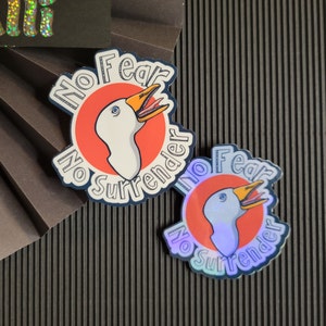 Sticker No Fear No Surrender | Ganssticker | Sticker ganzen | Holografische sticker gans | Sticker nieuwjaarsmotto |