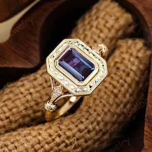 Vintage Emerald Cut Alexandrite Engagement Ring Unique 14K Solid Yellow Gold Wedding Ring Art Deco Anniversary Promise Ring Gifts for Her