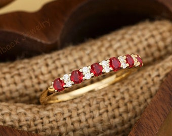 Anillo con gema de rubí rojo de laboratorio, alianza de boda de oro de 14 quilates, anillo de aniversario, alianza a juego, anillo de media eternidad, anillo de promesa de moissanita, anillo apilable