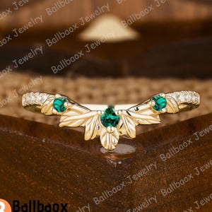 Aliança de casamento com folha de esmeralda: anel com três pedras de moissanita, inspirado na natureza.