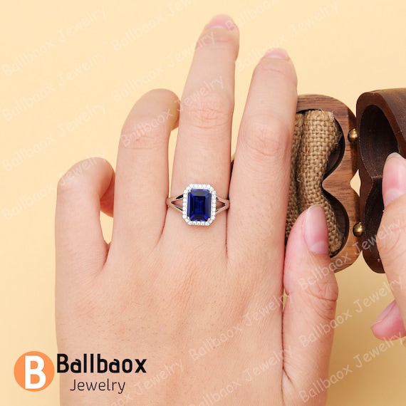 Anello Solitario Zaffiro Blu Simulato Con Alone Di Diamanti – Argento 925 Placcato Oro Bianco 14K