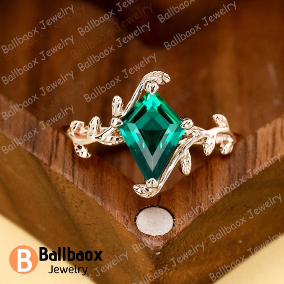 カイトカット グリーン エメラルド リング ソリッド 14K イエロー