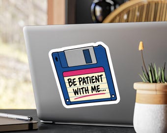 Naklejka winylowa z wycinanym pocałunkami napisem „Be Patient With Me” na dyskietkę retro | Urocza naklejka technologiczna