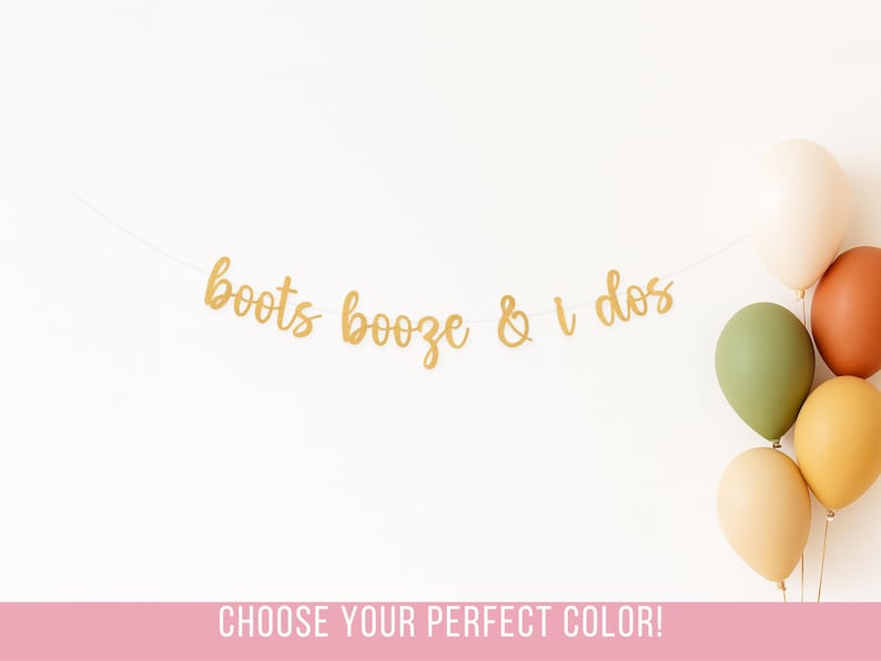 以下が含まれることがあります： 白い背景に、「boots booze & i dos」と書かれた金色のバナーが吊り下げられています。クリーム、ラスト、オリーブ、ゴールドの色合いの5つの風船が右側に集まっています。「CHOOSE YOUR PERFECT COLOR！」というテキストが下にあります。