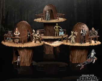 Może przedstawiać: Wielopoziomowy brązowy zestaw do zabawy w domku na drzewie z figurkami z serii Star Wars. Zestaw zawiera różne platformy, mosty i figurki postaci takich jak C-3PO, Han Solo i Ewoks. Widoczny jest tekst "SCALED FOR STAR WARS THE BLACK SERIES".