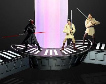 Puede incluir: Tres figuras de acción de Star Wars, Darth Maul, Obi-Wan Kenobi y un caballero Jedi, están en una escena de batalla dramática en una plataforma negra con rayas blancas. Las figuras sostienen sables de luz y están iluminadas por una luz rosa.