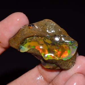 Opale d'Éthiopie Welo Fire 100% naturelle de qualité supérieure, 37 carats, forme fantaisie, brute, idéale pour la création de bijoux.