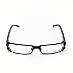 Könnte beinhalten: Schwarze rechteckige Brille mit klaren Gläsern. Die Fassungen sind dunkel und haben ein dezentes Design an den Bügeln. Der Markenname "GF Ferre" ist auf dem rechten Glas aufgedruckt.