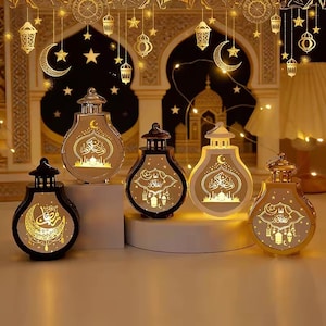 Può includere: Una collezione di lanterne decorative del Ramadan in oro, nero e bianco, illuminate con luce calda. Le lanterne presentano motivi a mezzaluna e stella, con calligrafia araba. Lo sfondo include lanterne sospese e una silhouette di moschea.