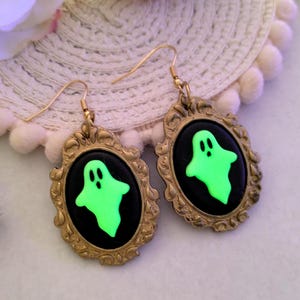 Pendientes de fantasmas de Halloween que brillan en la oscuridad, hechos a mano con arcilla polimérica ligera.