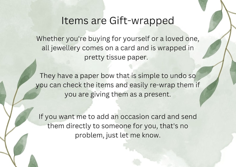 Puede incluir: Texto sobre un fondo blanco con ramas verdes frondosas a los lados. El texto dice: "Los art&iacute;culos est&aacute;n envueltos para regalo. Ya sea que est&eacute; comprando para usted mismo o para un ser querido, todas las joyas vienen en una tarjeta y est&aacute;n envueltas en un bonito papel de seda. Tienen un lazo de papel que es f&aacute;cil de deshacer para que pueda revisar los art&iacute;culos y volver a envolverlos f&aacute;cilmente si los est&aacute; regalando. Si desea que agregue una tarjeta de ocasi&oacute;n y se los env&iacute;e directamente a alguien por usted, no hay problema, solo av&iacute;seme."