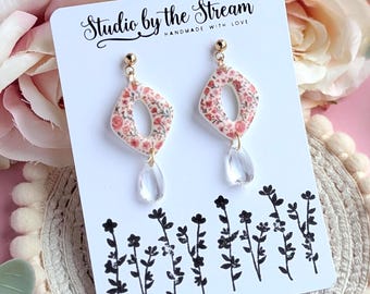 Pendientes florales rosas y rojos con forma de diamante en estilo cottage core, hechos a mano con arcilla polimérica.