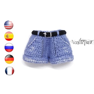 Könnte beinhalten: Blaue gehäkelte Jeans-Shorts mit einem schwarzen Gürtel. Die Shorts haben einen Used-Look und sind für eine Puppe oder Amigurumi gedacht.
