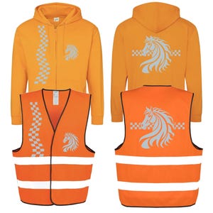 Könnte beinhalten: Orangefarbener Hoodie mit Reißverschluss und einem Pferdedesign auf Vorder- und Rückseite. Der Hoodie hat ein kariertes Muster an der Seite. Eine passende orangefarbene Sicherheitsweste mit reflektierenden Streifen und einem Pferdedesign auf Vorder- und Rückseite.