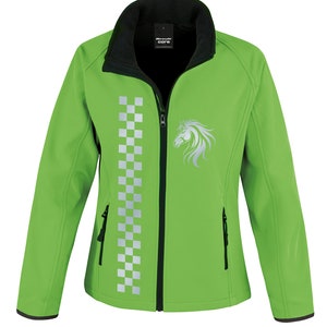 Peut inclure: Veste softshell vert vif avec col et fermeture éclair noirs. La veste présente un motif de tête de cheval argenté et un motif à carreaux sur le devant. Deux poches zippées noires sont visibles.