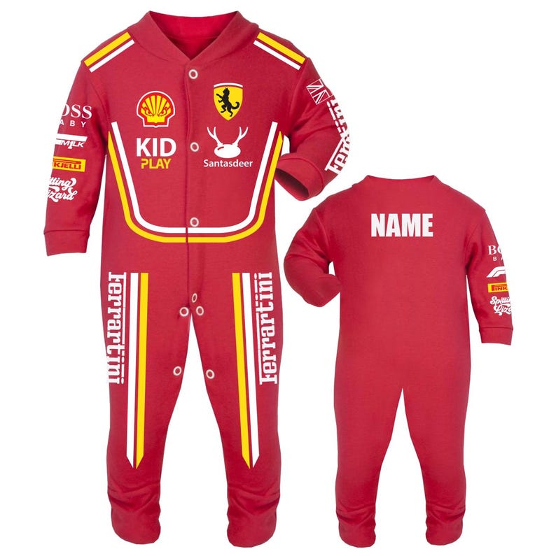 K&ouml;nnte beinhalten: Roter Baby-Overall im Rennsport-Design. Er hat wei&szlig;e und gelbe Akzente, Sponsorenlogos und den Text "KID PLAY" und "Ferrartini". Auf der R&uuml;ckseite des Overalls steht das Wort "NAME" in Wei&szlig;.