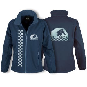 Könnte beinhalten: Eine marineblaue Softshelljacke mit einem karierten Muster auf der linken Seite des Reißverschlusses. Die Jacke hat ein Pferde-Motiv auf der linken Brust und die Worte "Slow Down" mit einem Pferde-Motiv auf dem Rücken.