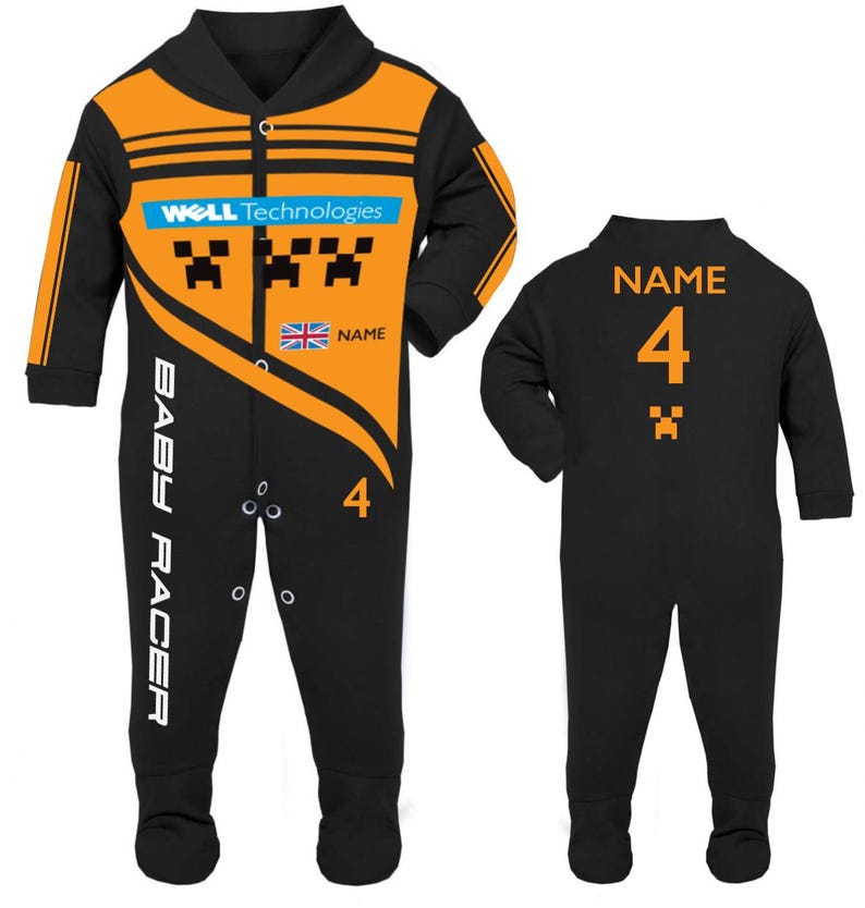 K&ouml;nnte beinhalten: Ein schwarzer und orangefarbener Baby-Rennanzug mit langen &Auml;rmeln und F&uuml;&szlig;en. Der Anzug tr&auml;gt den Text "BABY RACER" und die Zahl "4". Er hat ein blau-wei&szlig;es Logo und eine britische Flagge. Die R&uuml;ckseite ist schwarz mit der Zahl "4" und dem Text "NAME".