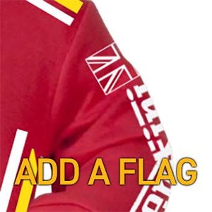 K&ouml;nnte beinhalten: Rotes Langarmshirt mit wei&szlig;en und gelben Akzenten. Der &Auml;rmel zeigt eine wei&szlig;e Grafik und den Text "ADD A FLAG" in Gelb. Das Shirt-Design beinhaltet einen wei&szlig;en Streifen an der Seite.