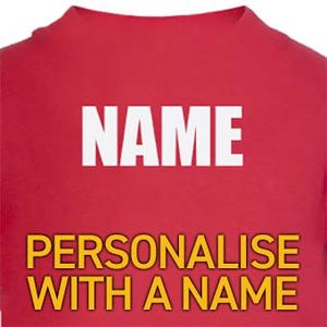 K&ouml;nnte beinhalten: Ein rotes T-Shirt mit dem Wort "NAME" in wei&szlig;en Blockbuchstaben. Unter dem Wort "NAME" steht der Text "PERSONALISIEREN SIE MIT EINEM NAMEN" in gelben Blockbuchstaben. Das T-Shirt ist einfarbig.