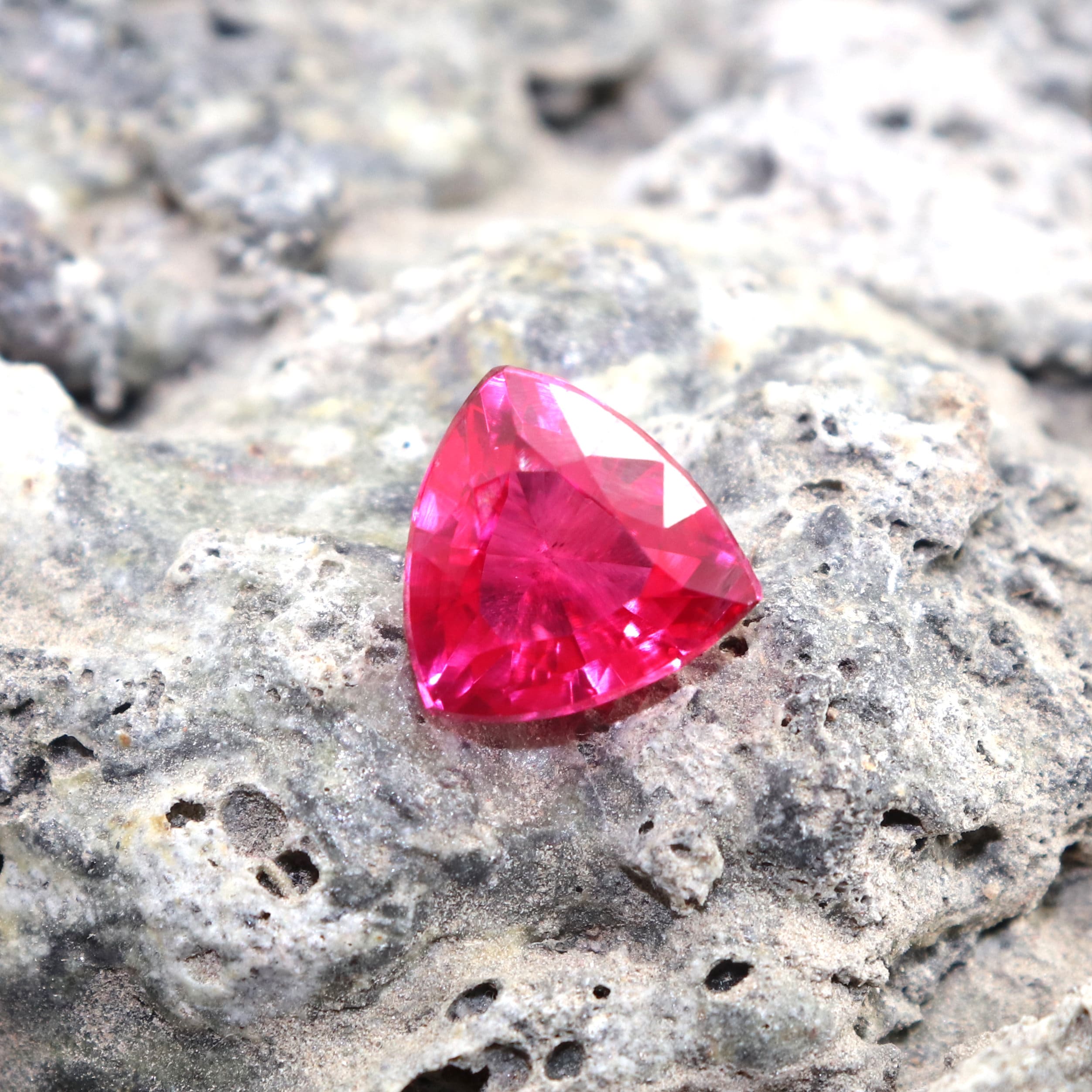 Saphir Rose Du Sri Lanka 7.45 Carats - Certifié GGL, Taille Ovale, Traité Par Chauffage, Neuf Avec Certificat