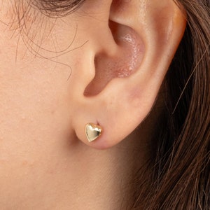 Orecchini a bottone in oro a forma di cuore minuscolo, orecchini a bottone a forma di cuore, orecchini semplici e perfetti per lei, orecchini a bottone a forma di cuore con chiusura a pressione,