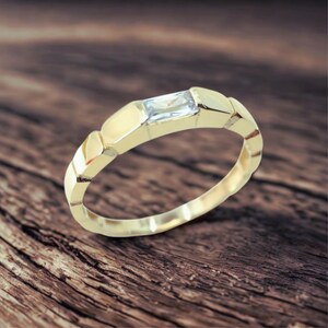 Vigselring i 14 karat guld med baguettemotiv: Minimalistiska jubileumssmycken