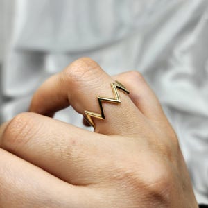 14Kソリッドゴールドの薄いウェーブウェーブリング、ジグザグの繊細なゴールドリング（女性用）、繊細なリング、重ね付けできるサムリング、幾何学的なシルバーリング