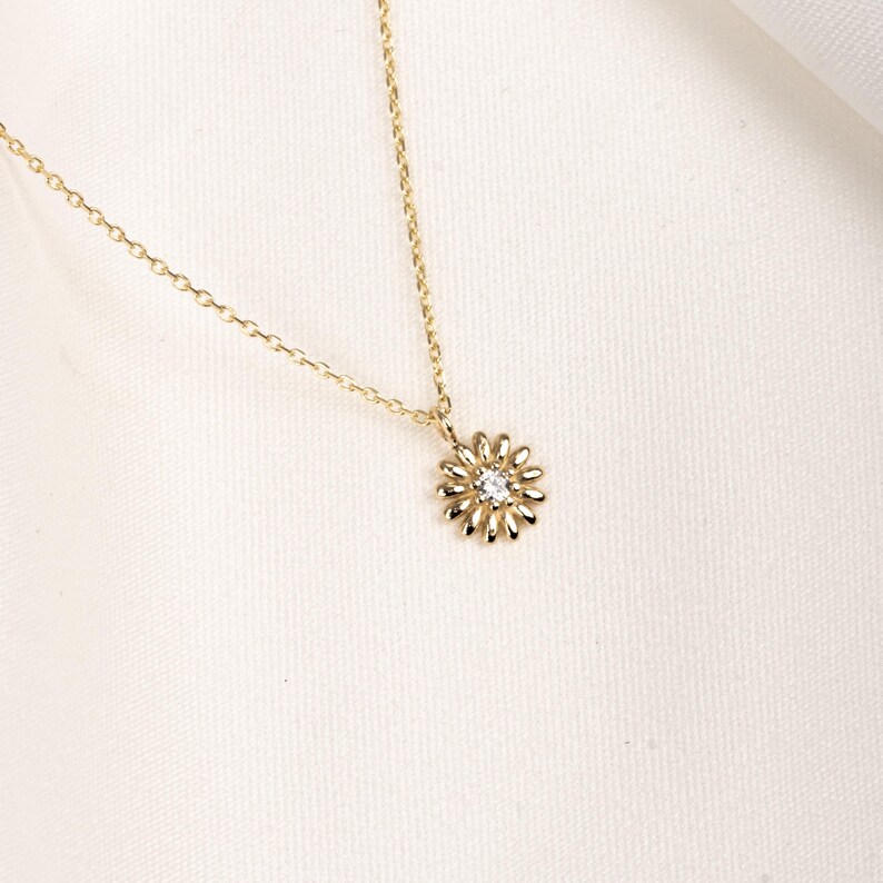 14K Solid Gold Flower Necklace, Flower Daisy Necklace, Solitaire Floral