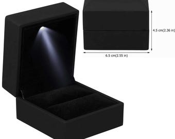 LED-Verlobungsringbox: Schlankes Samtinneres, personalisierte Gravur